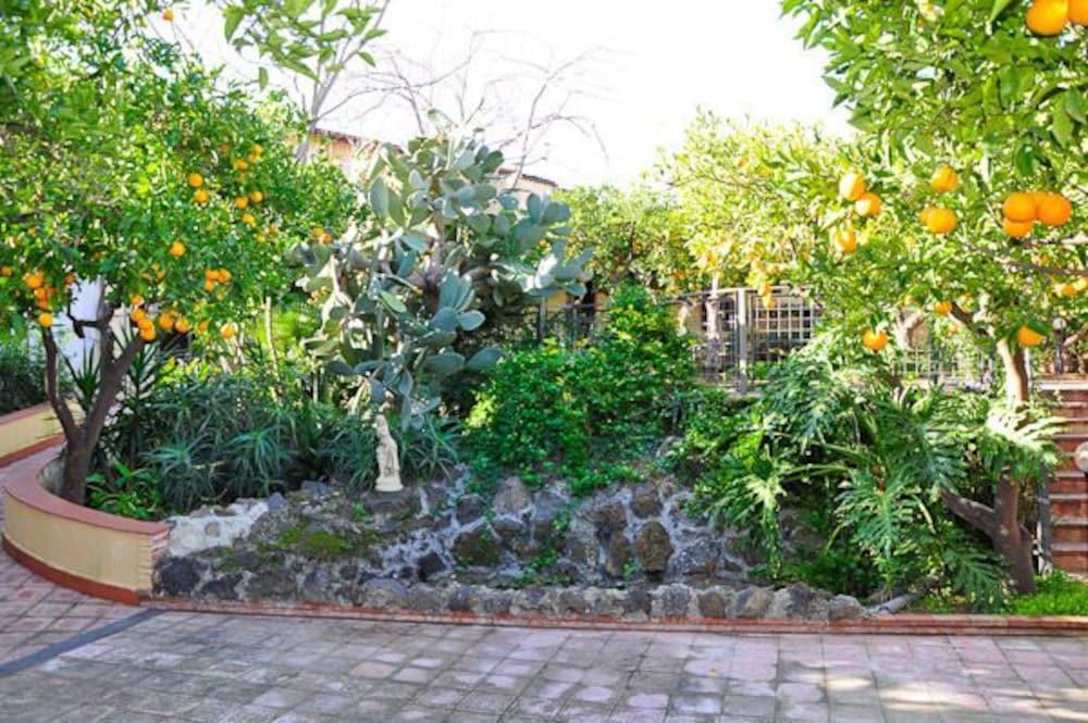 Varios Ares Hotel