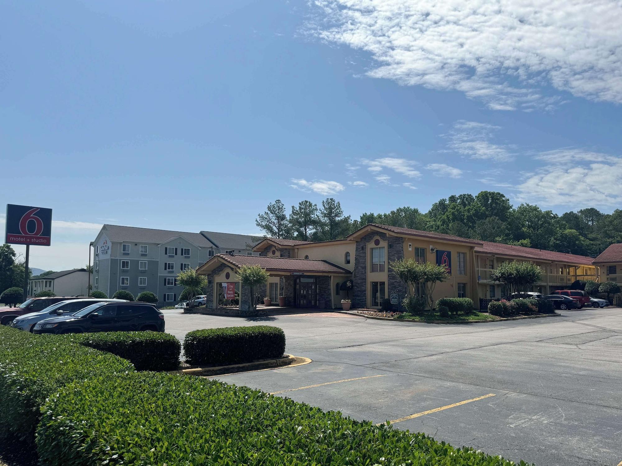 Varios Motel 6 Huntsville, AL – University Dr.