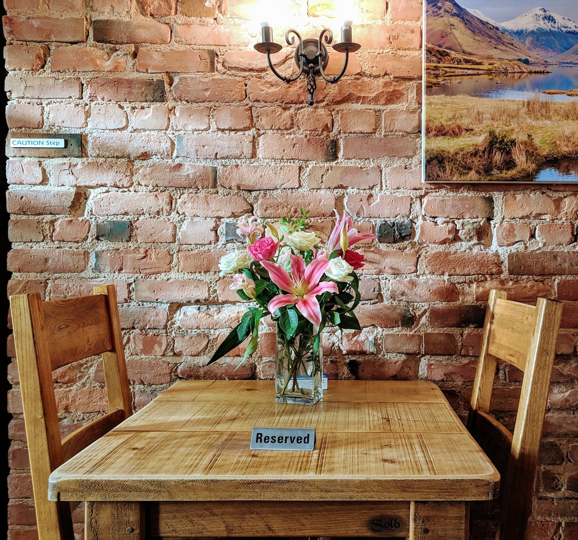 Restaurant The Wayside and Whisky Barn