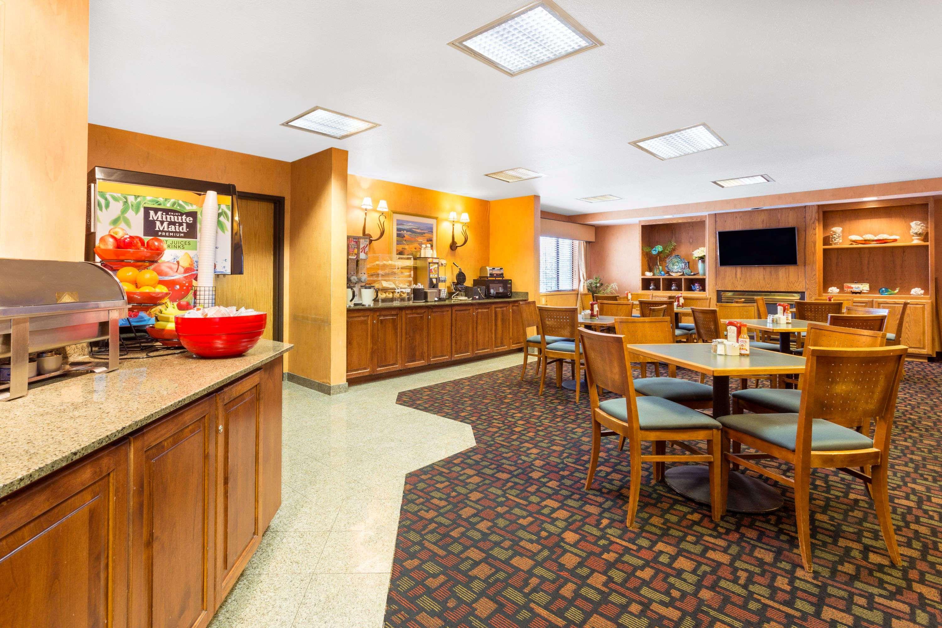 Restaurant Ramada by Wyndham Kent Seattle Area