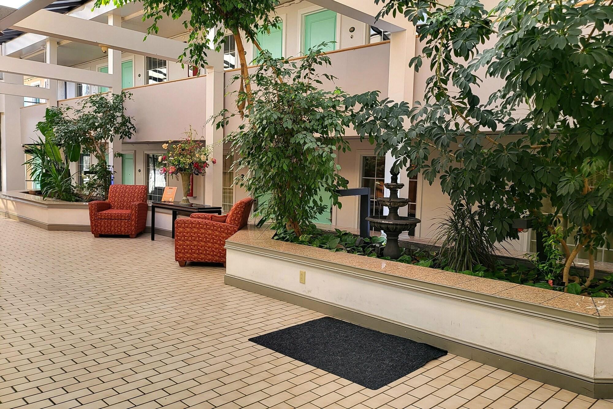 Vista Lobby Greeneville Inn and Suites
