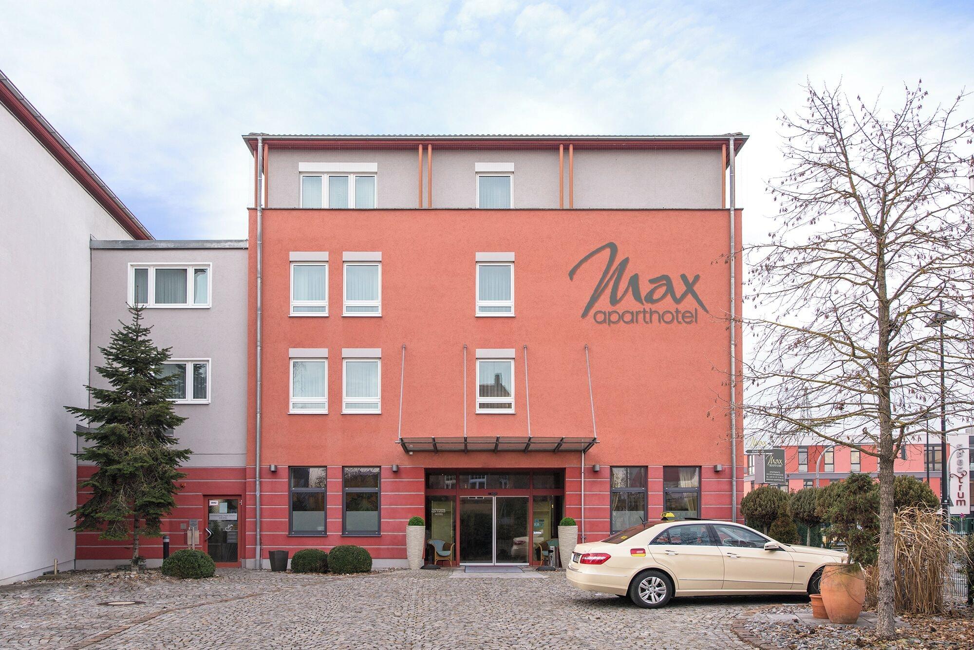 Vista Exterior Max Aparthotel by Homekeepers