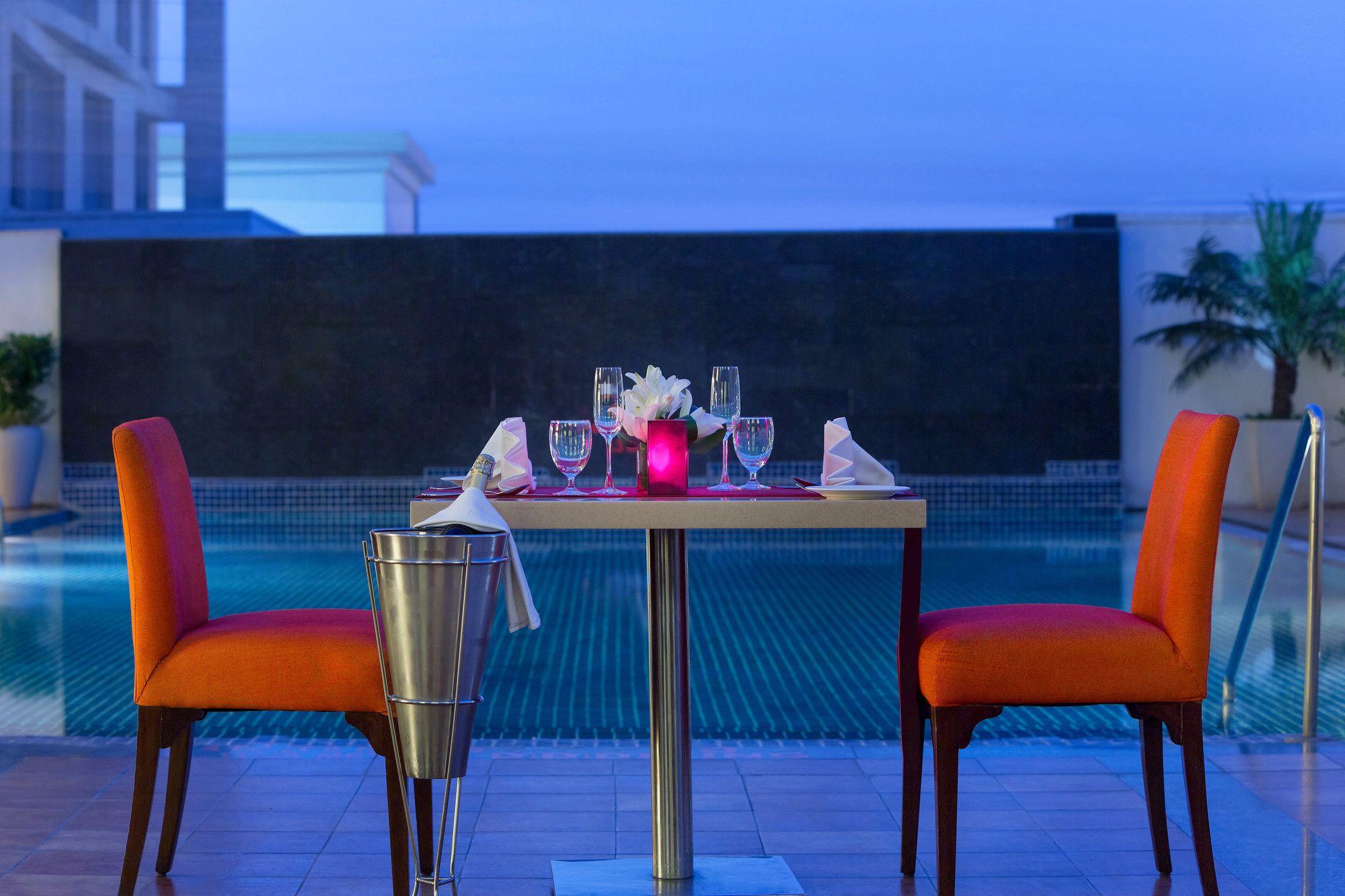 Vista Piscina Four Points by Sheraton Jaipur, City Square