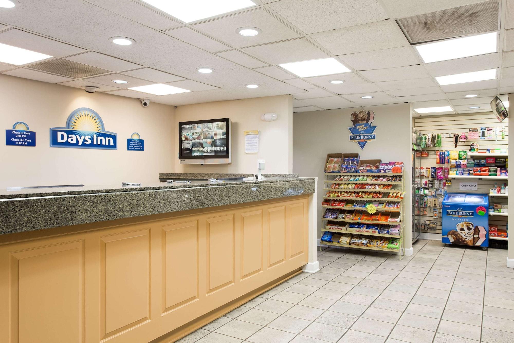 Vista Lobby Days Inn by Wyndham Norfolk Airport