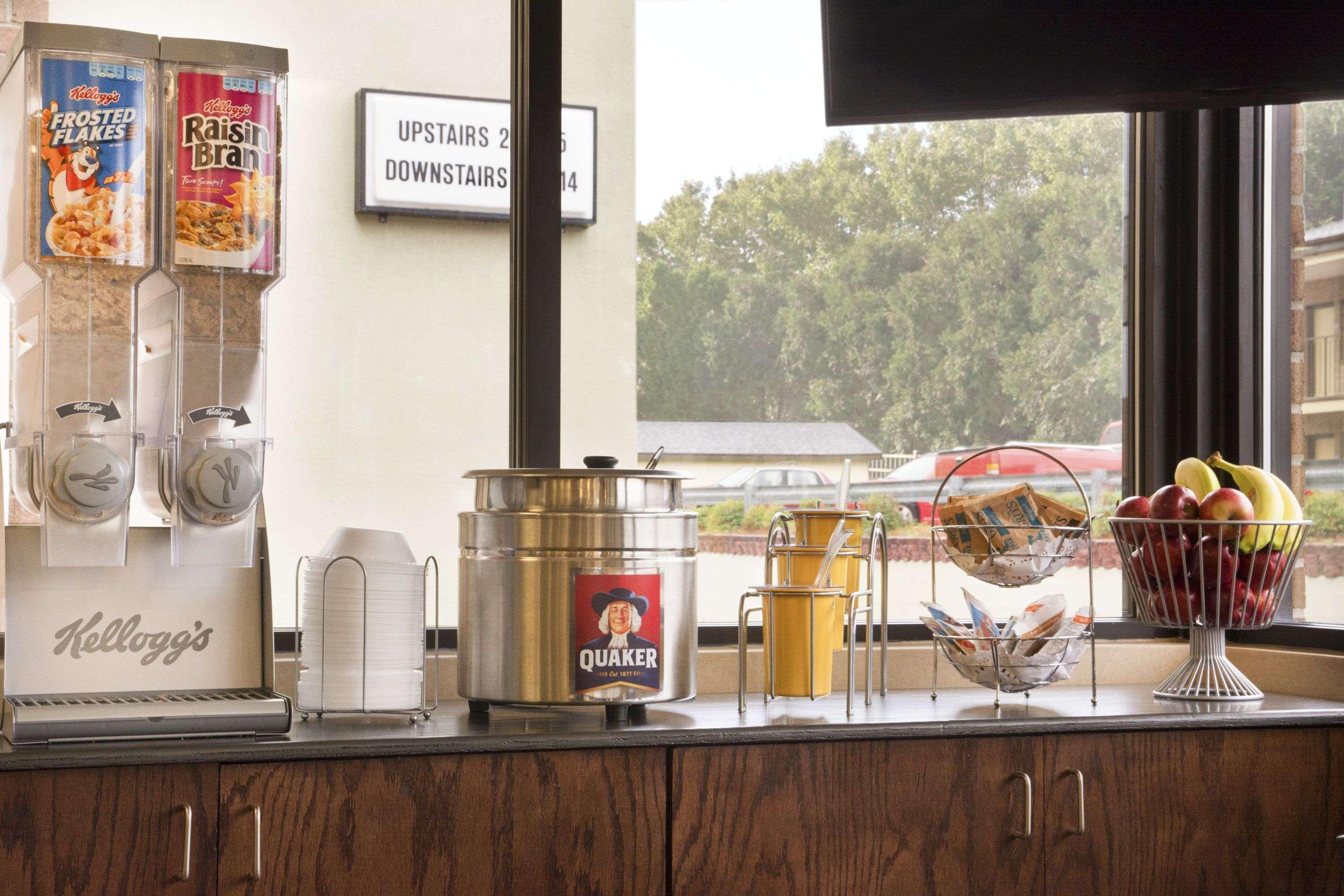 Restaurant Days Inn by Wyndham Weldon/Roanoke Rapids
