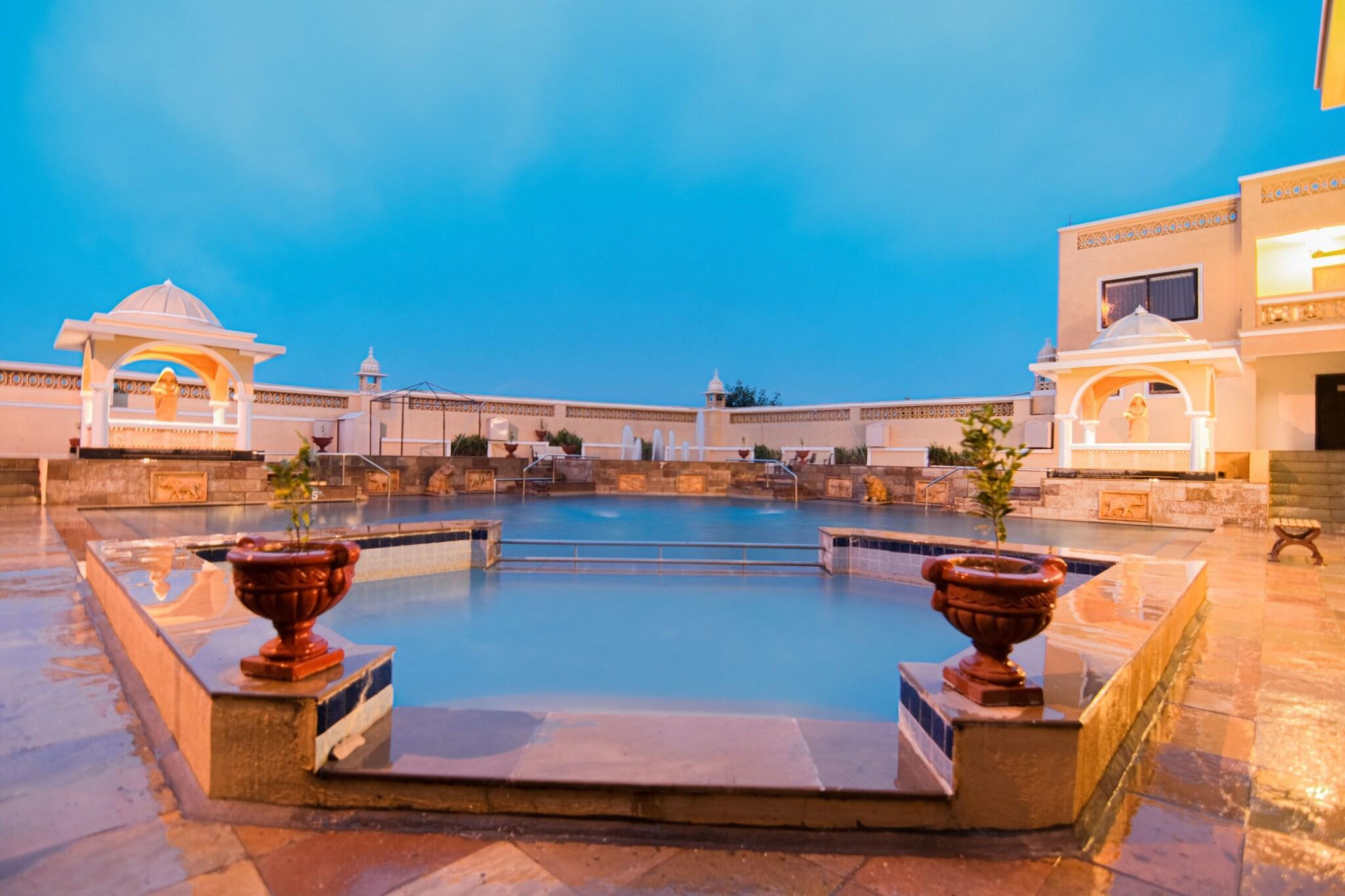 Vista Piscina Heritage Khirasara Palace