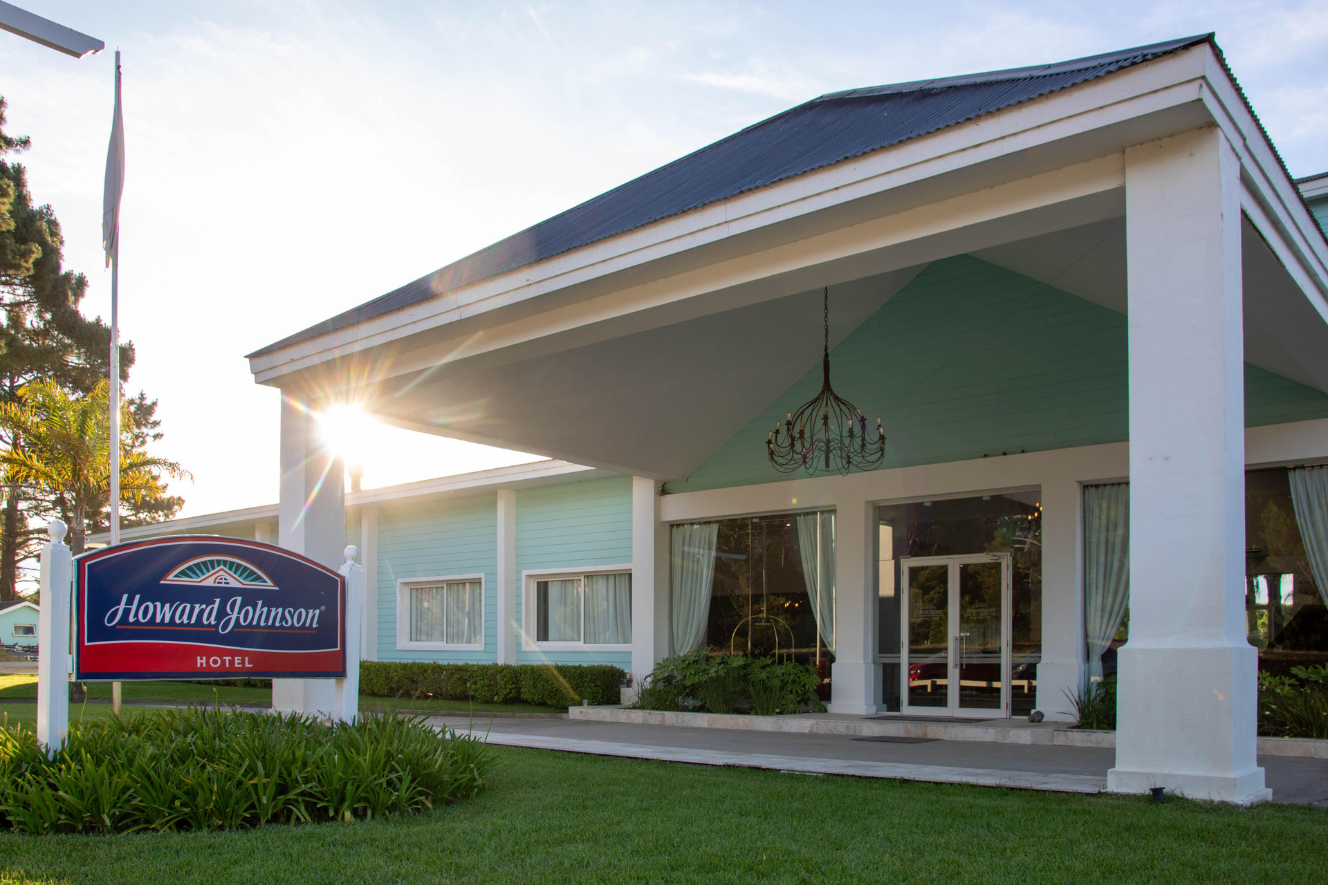 Vista Exterior Howard Johnson Hotel & Convention Center Madariaga Carilo