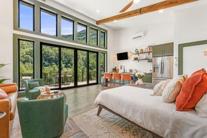 Alquiler Vacacional - StayInOurSpace- Romantic getaway with views, walk to downtown, Hot tub, fire pit