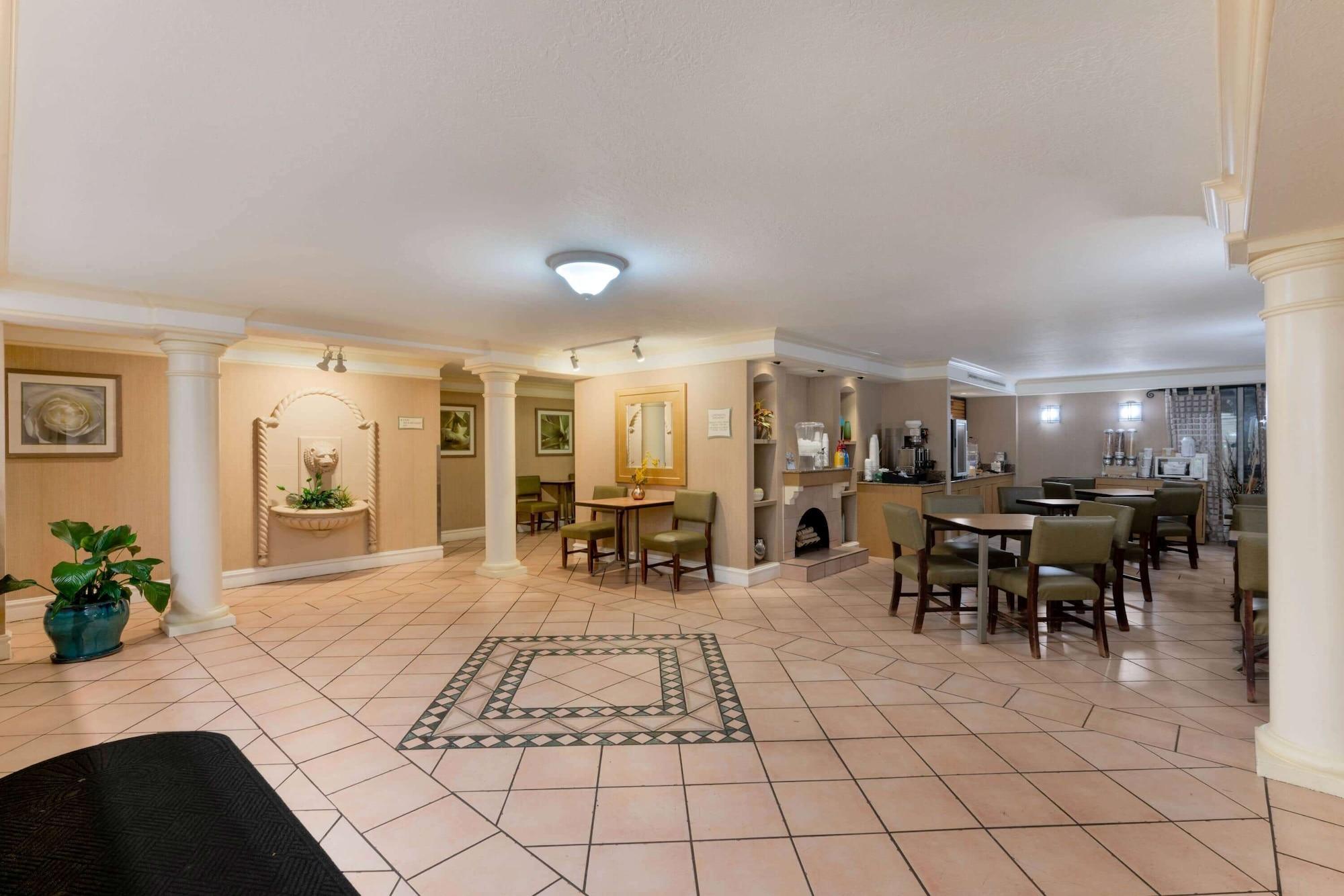 Vista Lobby La Quinta Inn by Wyndham Cheyenne