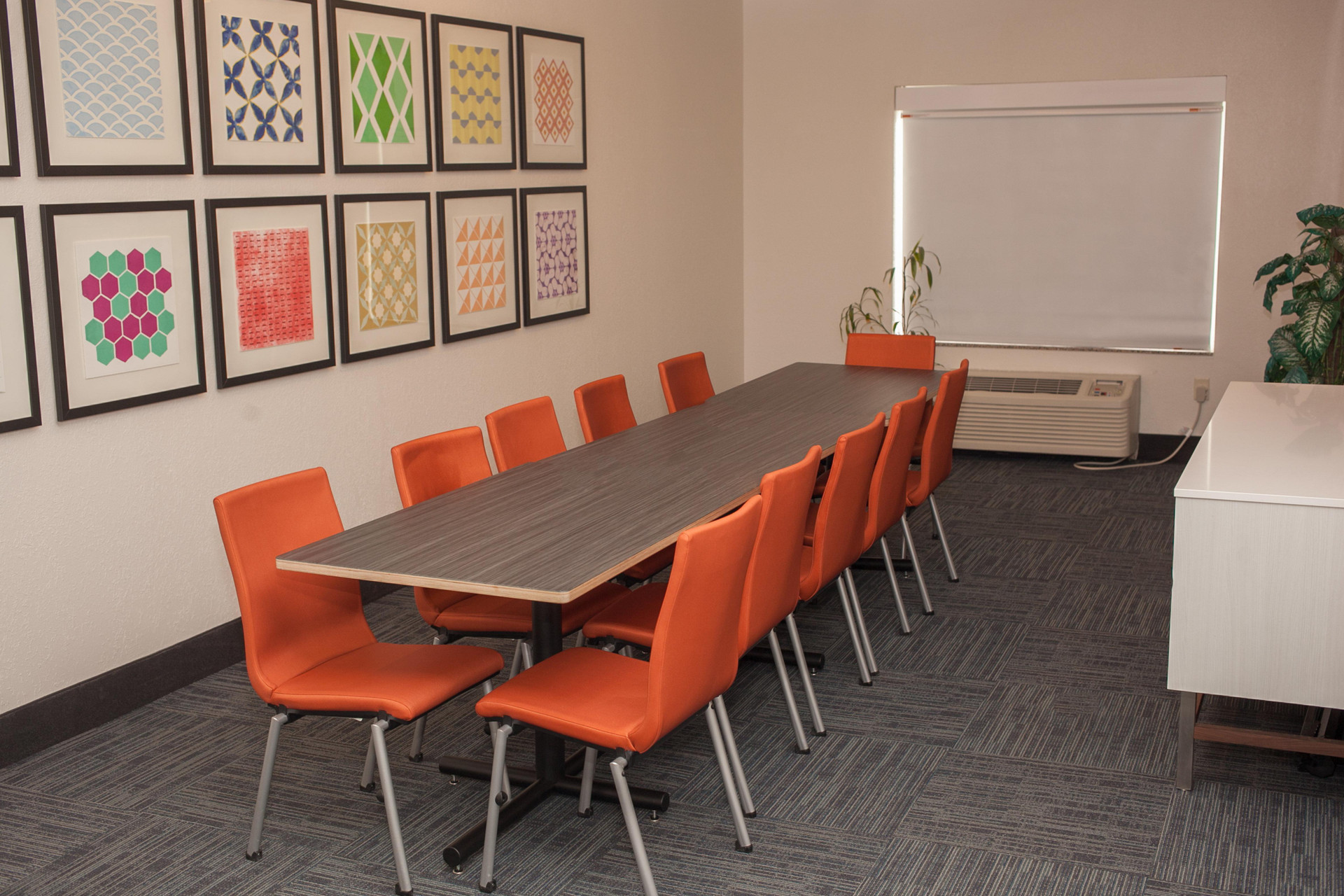 Centro de Negocios Holiday Inn Express & Suites Logan