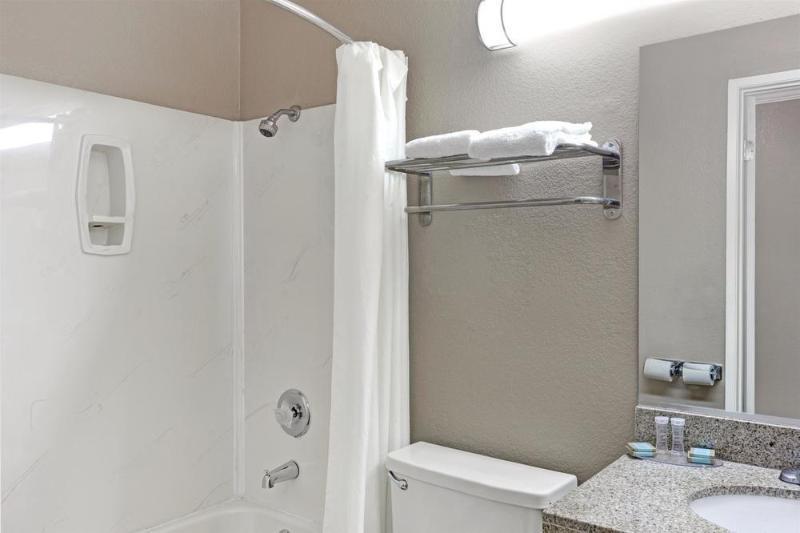 Baño Travelodge by Wyndham Whittier