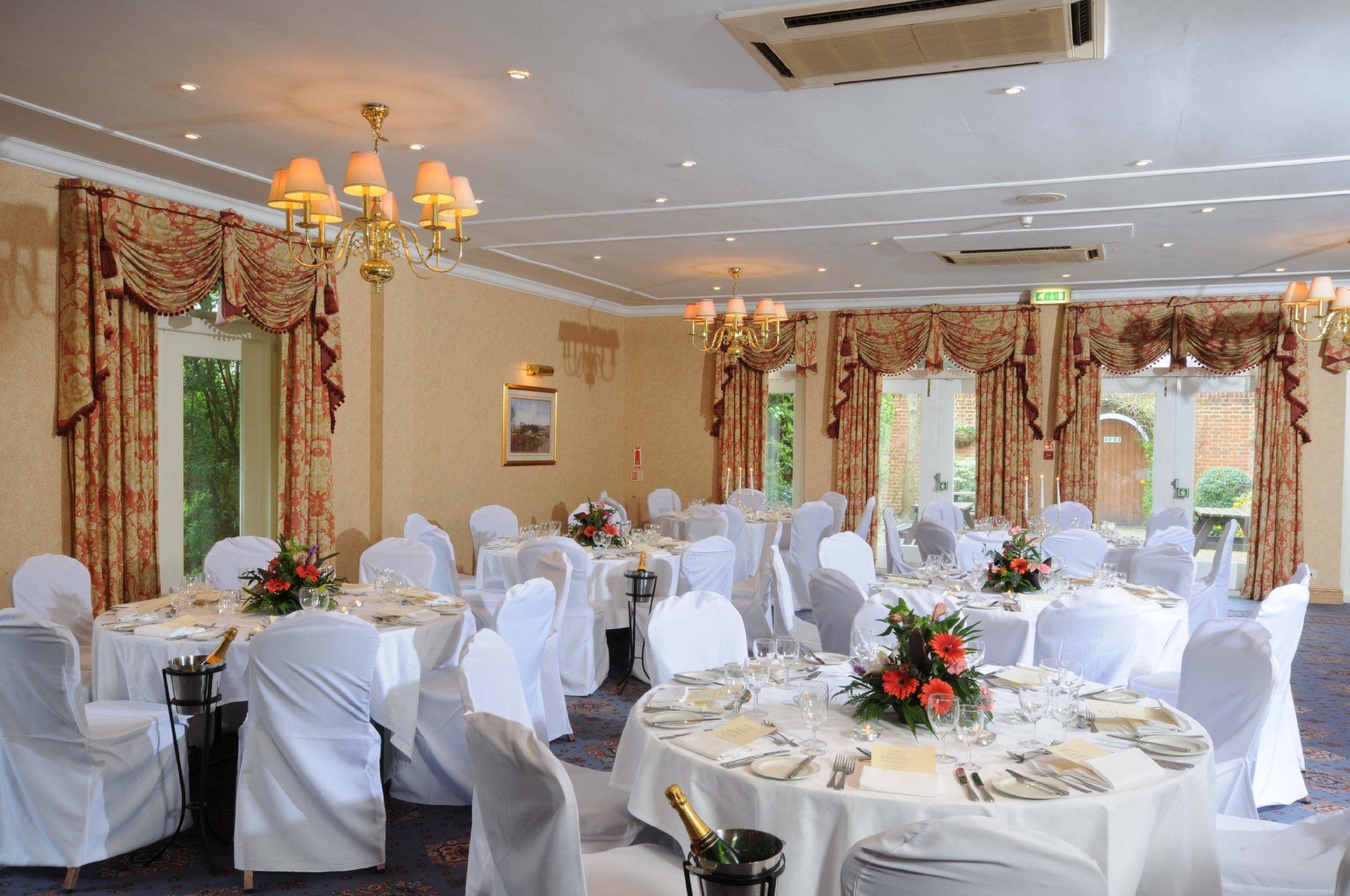 Vista Exterior Coulsdon Manor Hotel and Golf Club