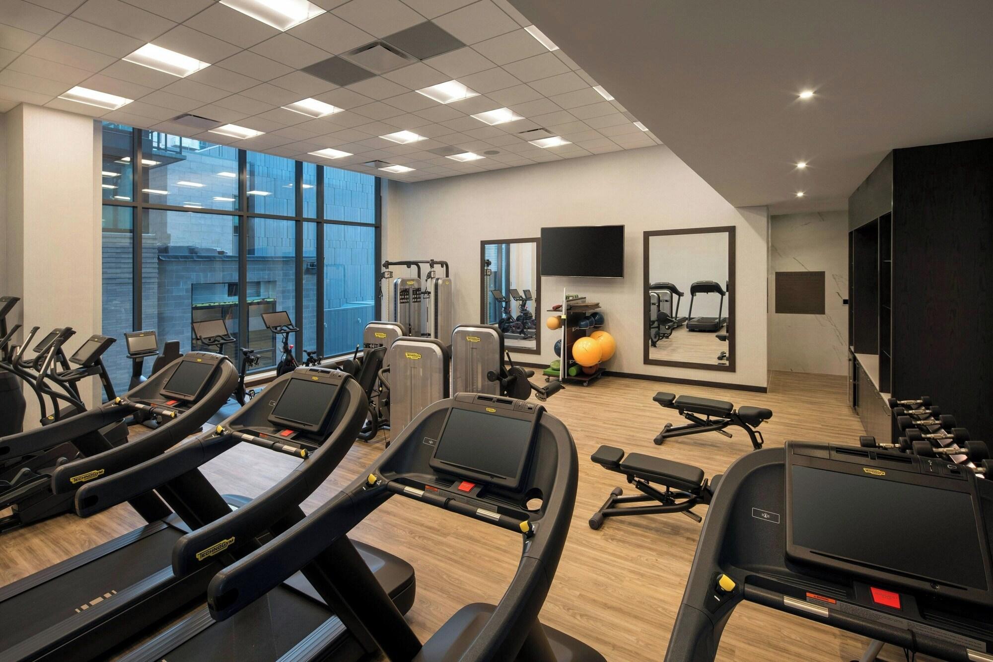 Gimnasio The Jacquard, Autograph Collection