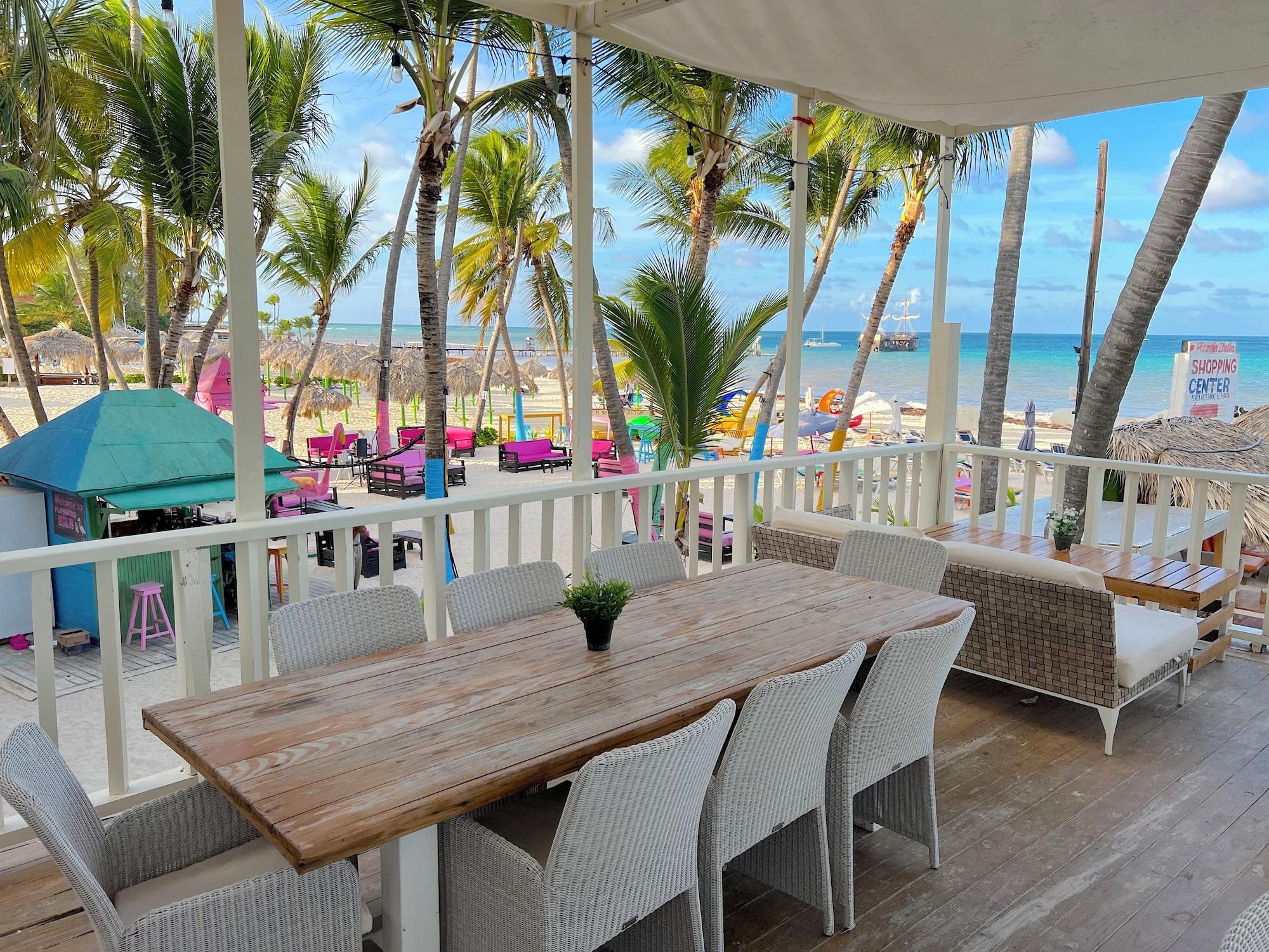 Restaurant VACATION SUITES with ROOFTOP POOL