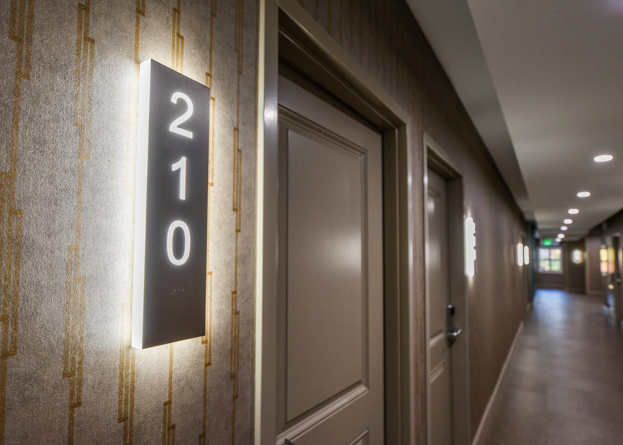 Varios Hollywood Inn Suites Hotel