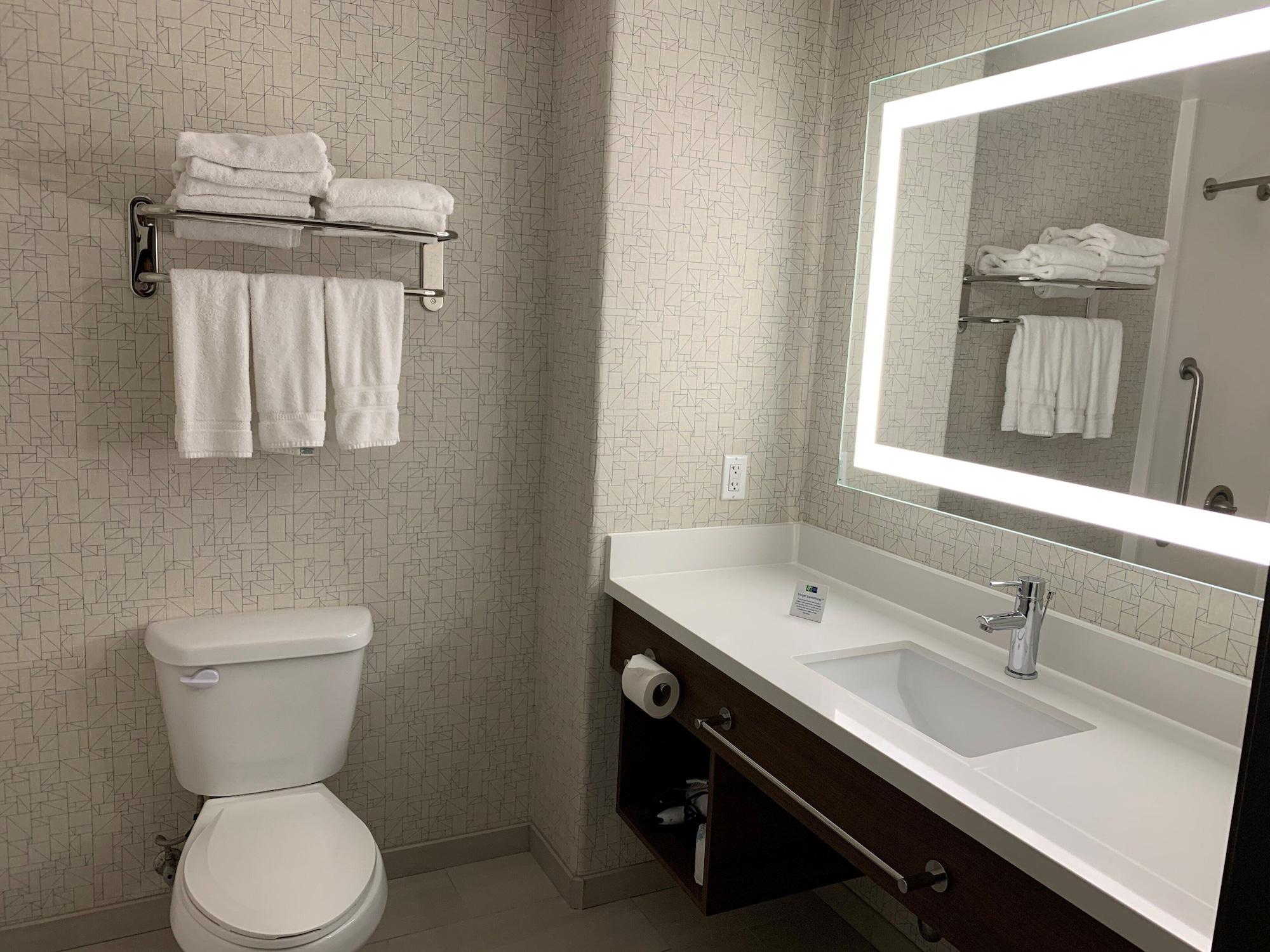 Equipamiento de Habitación Holiday Inn Express Hotel & Suites Woodland Hills by IHG
