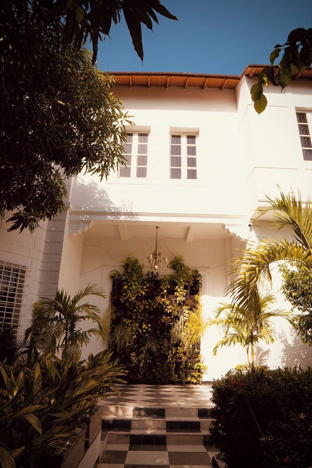 Vista Exterior Hush Hush