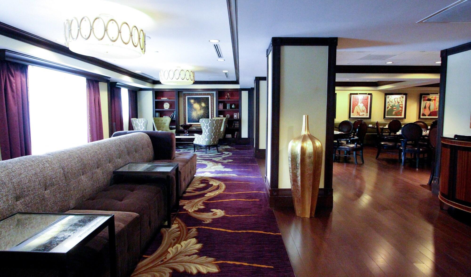 Bar/Salón The Churchill Hotel near Embassy Row