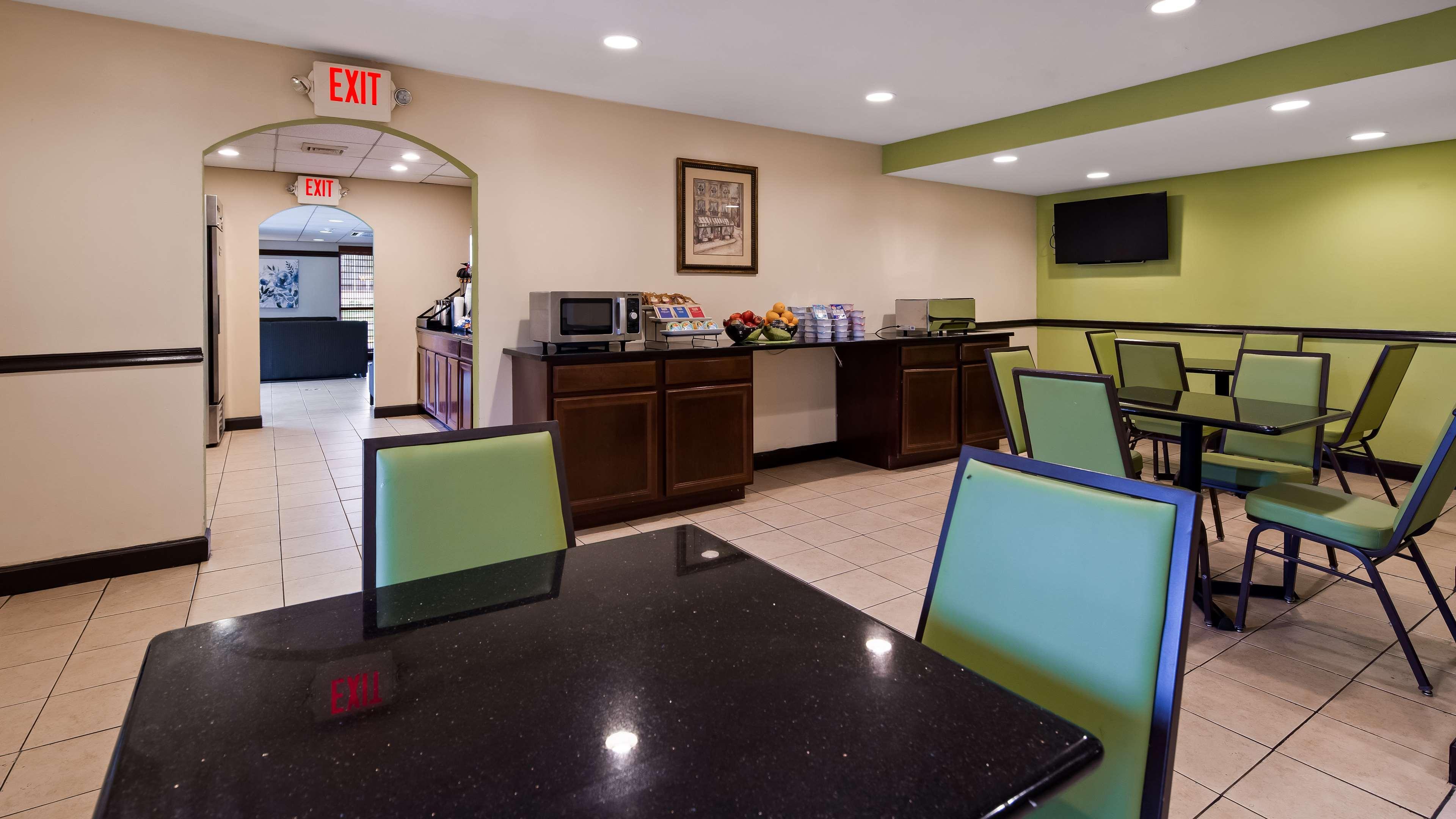 Restaurant SureStay Hotel by Best Western East Brunswick