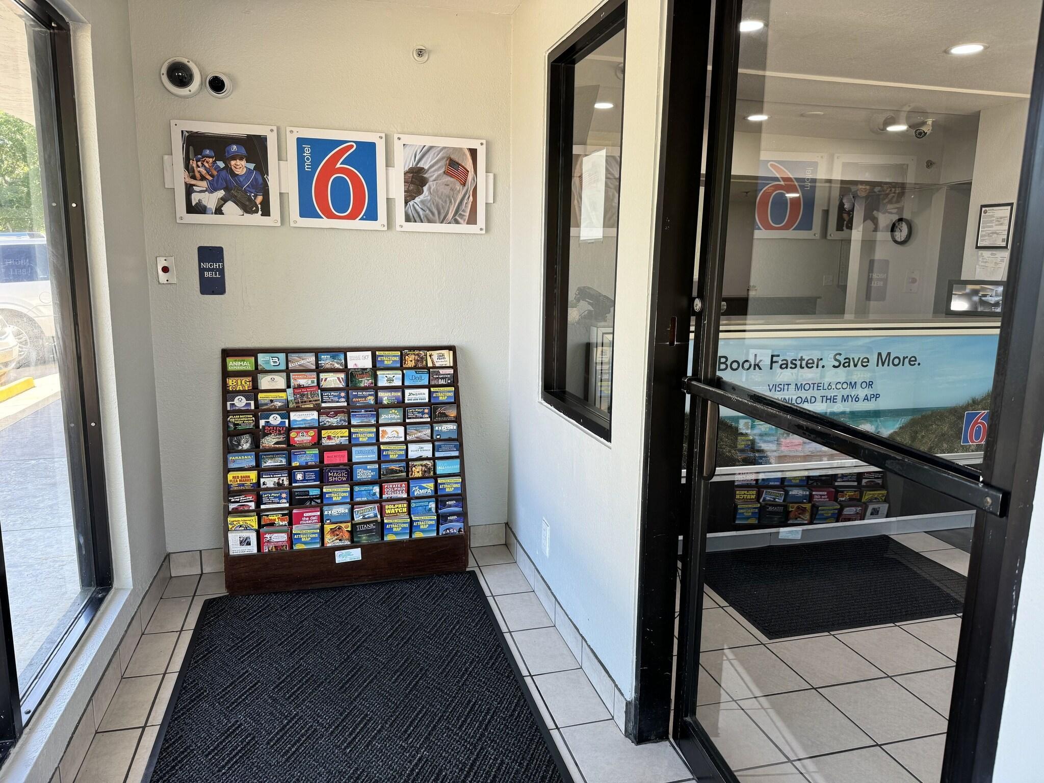 Vista Lobby Motel 6 Bradenton, FL