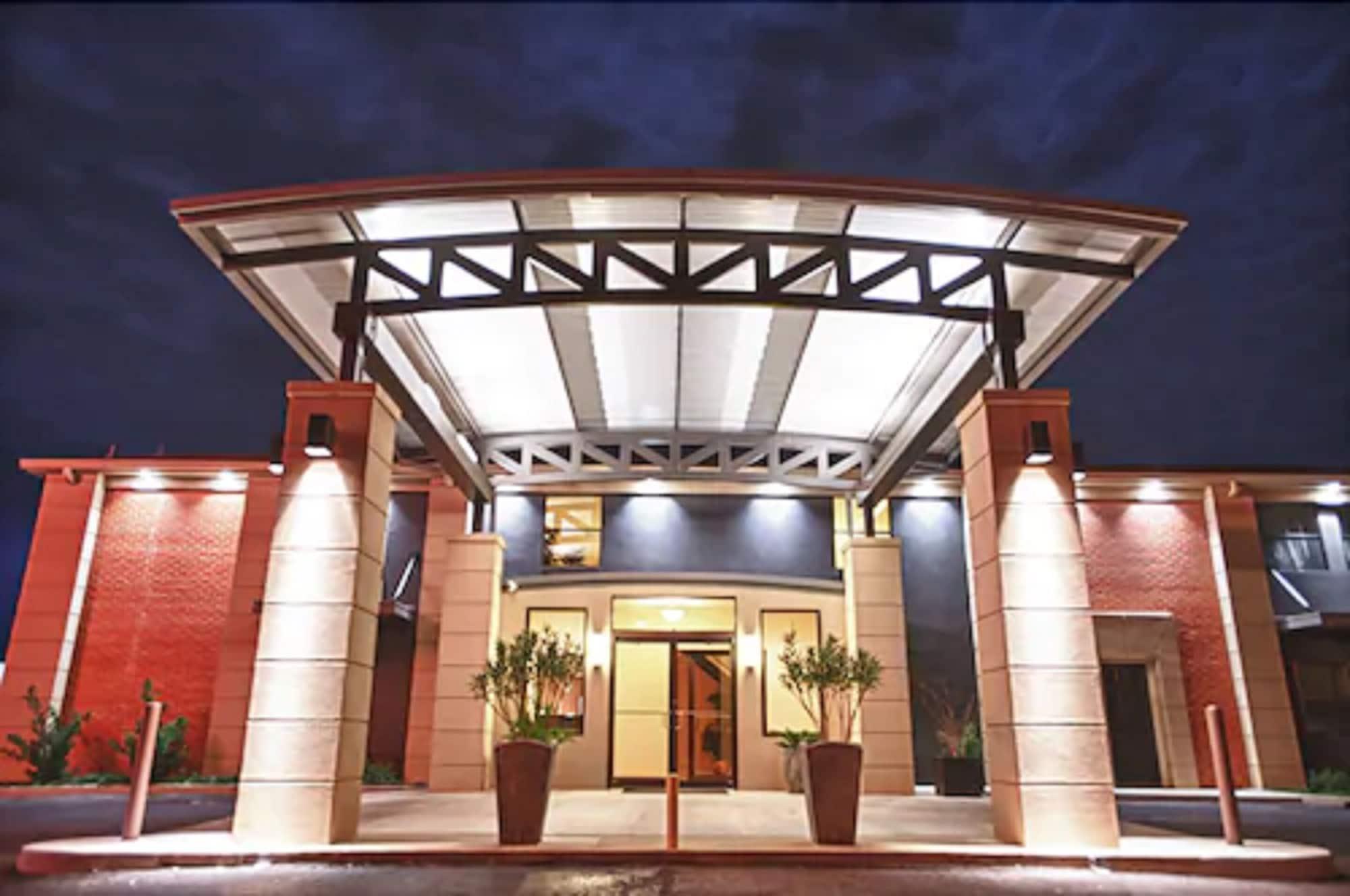 Varios 12 Oaks Hotel