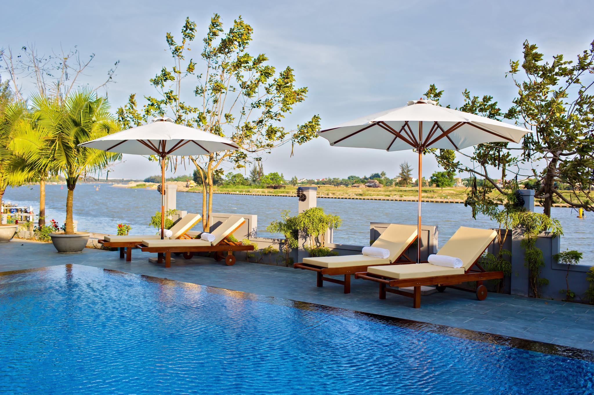 Playa Riverside White House Hotel