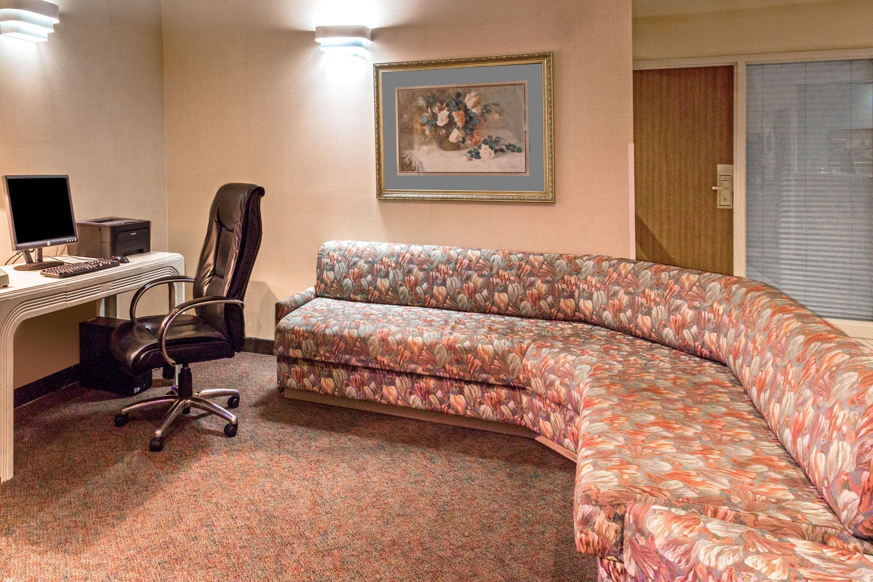 Vista Lobby Super 8 by Wyndham Watertown WI