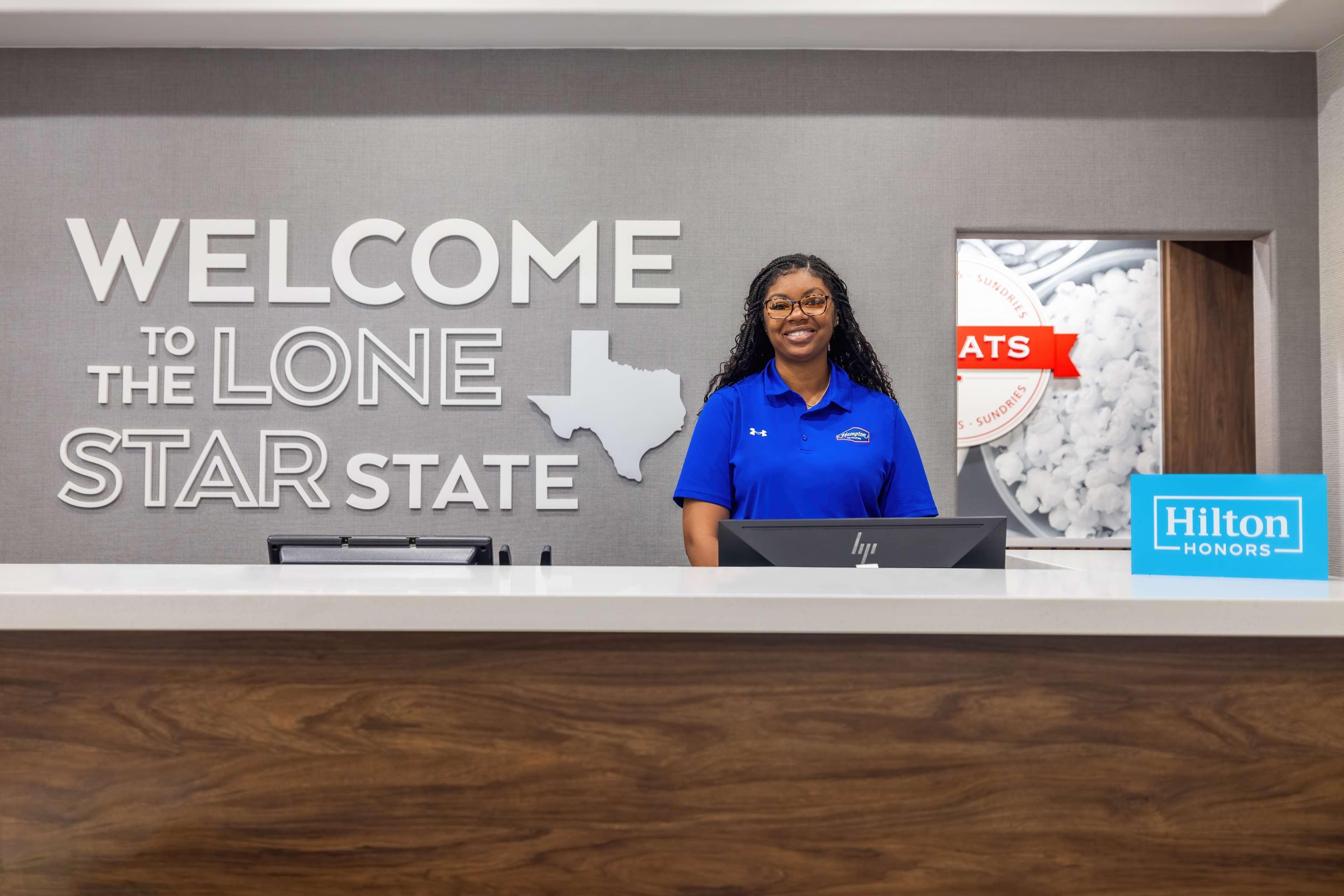 Vista Lobby Hampton Inn & Suites Brenham