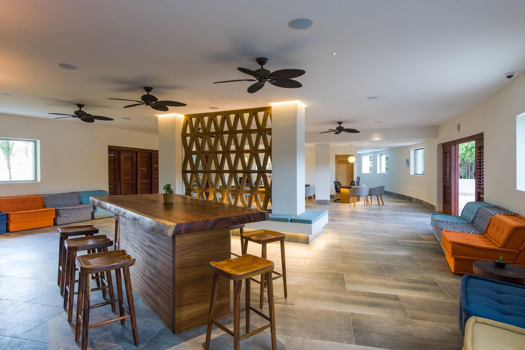 Vista Lobby Izla Beach Front Hotel