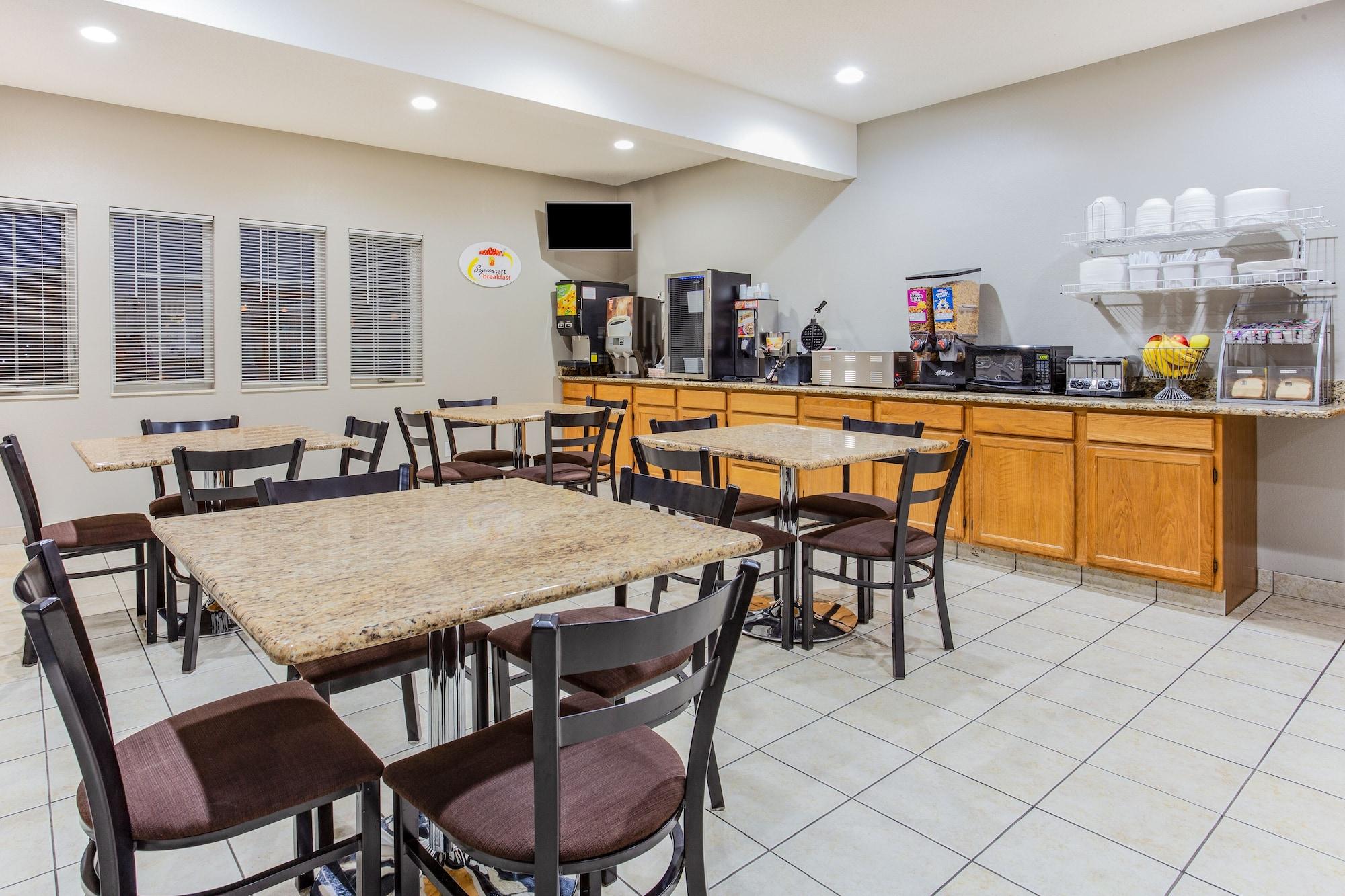 Restaurant Super 8 by Wyndham Iowa Falls