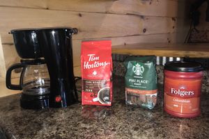 Alquiler Vacacional - Couples getaway TINY Log Cabin by the pine trees