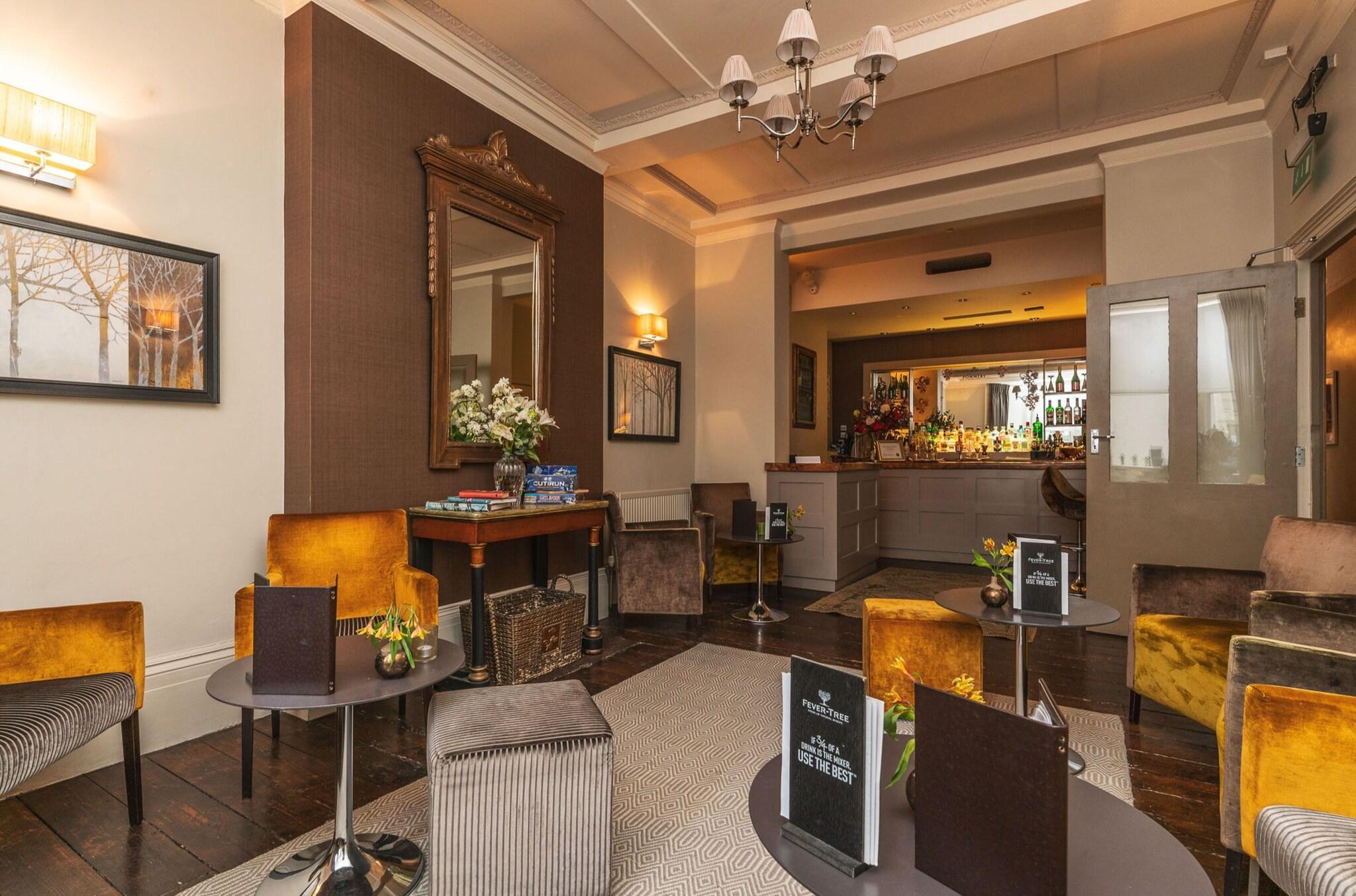 Bar/Salón Blanch House