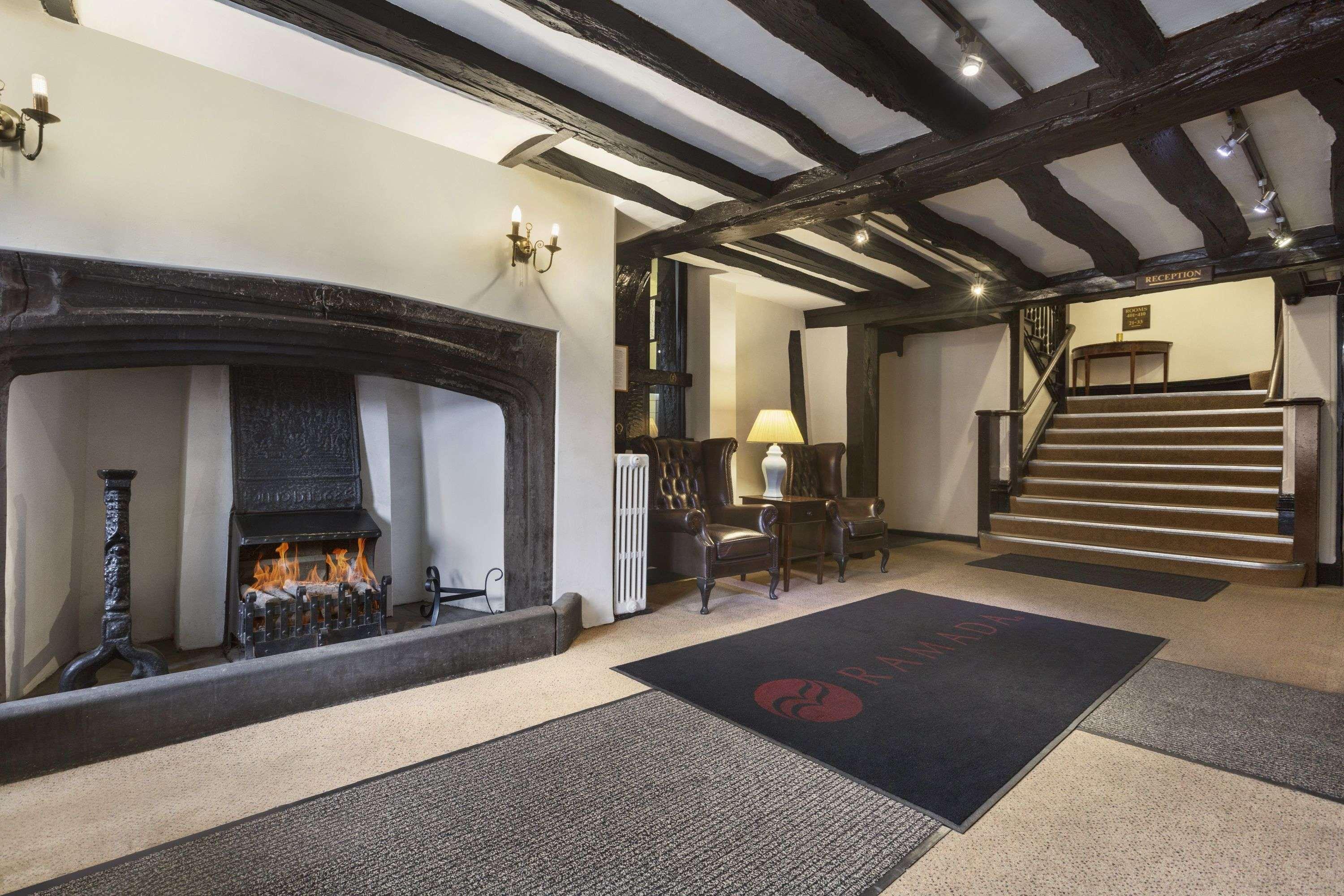 Vista Lobby Ramada by Wyndham Crawley Gatwick