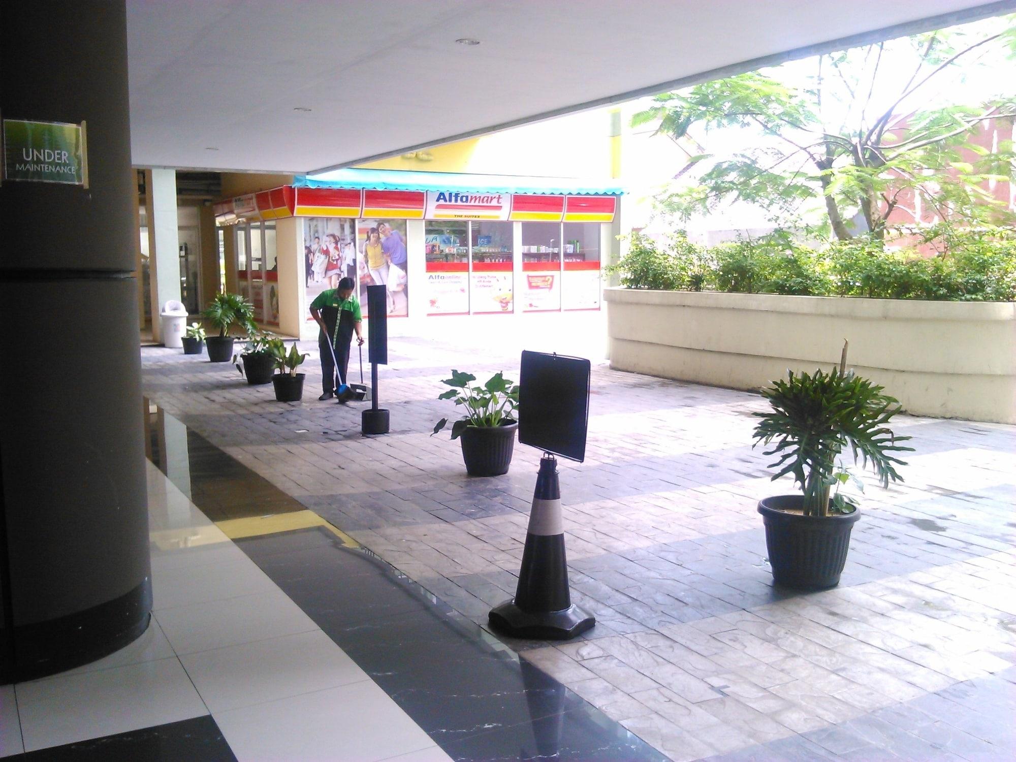 Vista Lobby Apartemen The Suites Metro Yudis