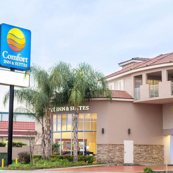 Comfort Inn & Suites Near Universal – N. Hollywood – Burbank