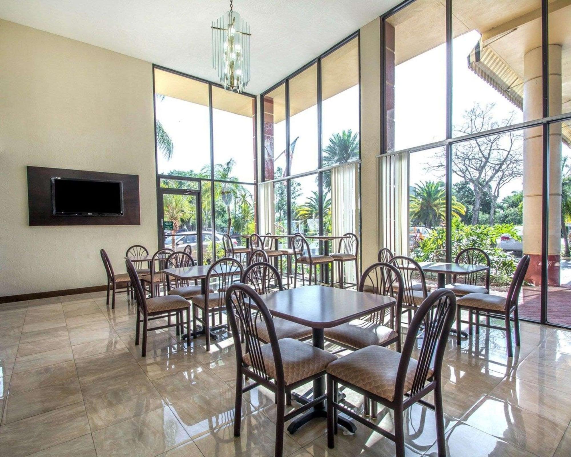 Restaurant Quality Inn & Suites at Tropicana Field