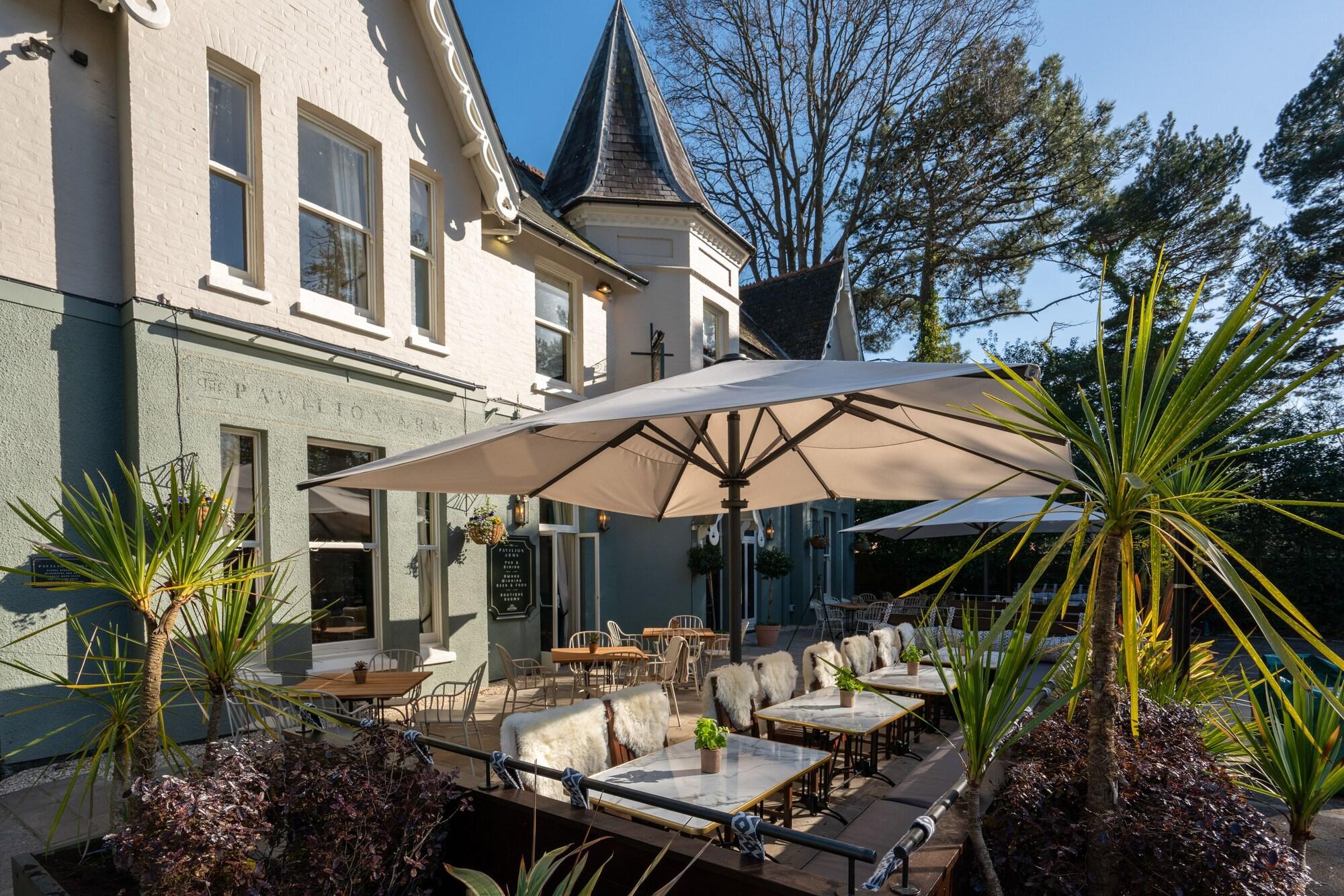 Varios The Pavilion Arms