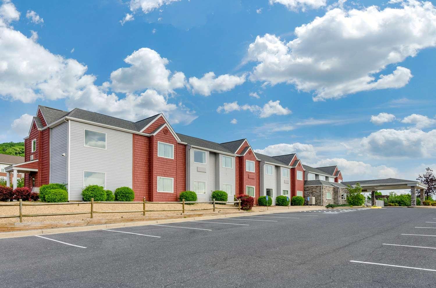 Vista Exterior Clarion Pointe Staunton East