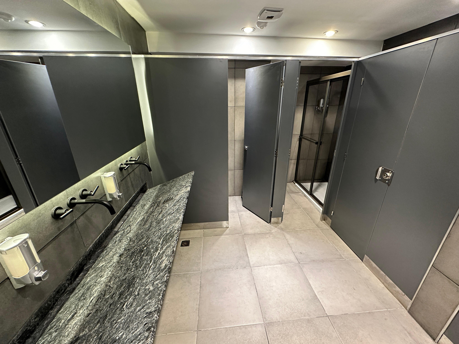 Baño Mons Hostel