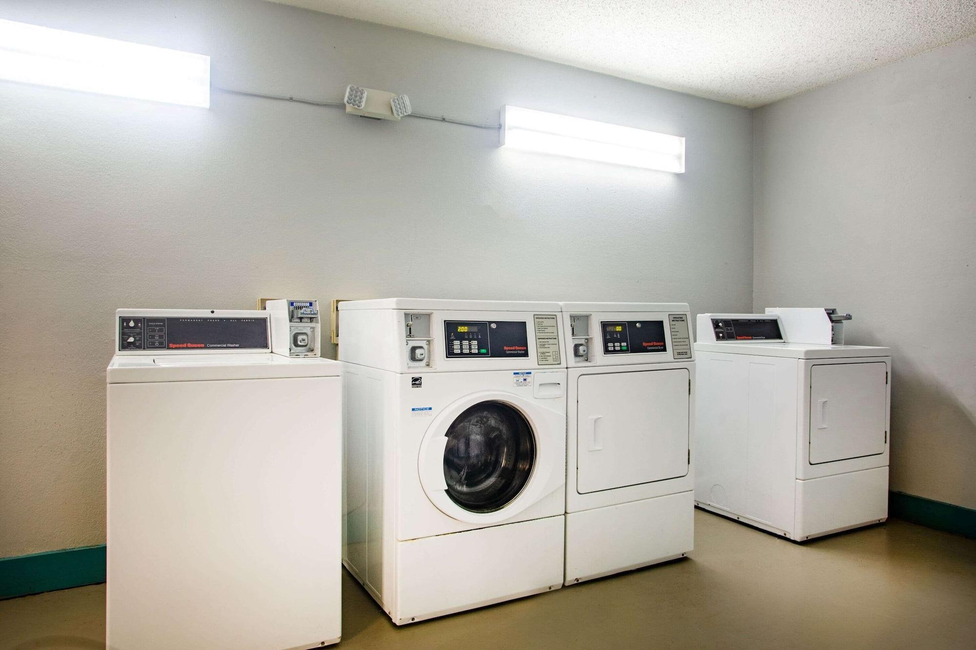 Comodidades del Alojamiento Super 8 by Wyndham Mobile I-65