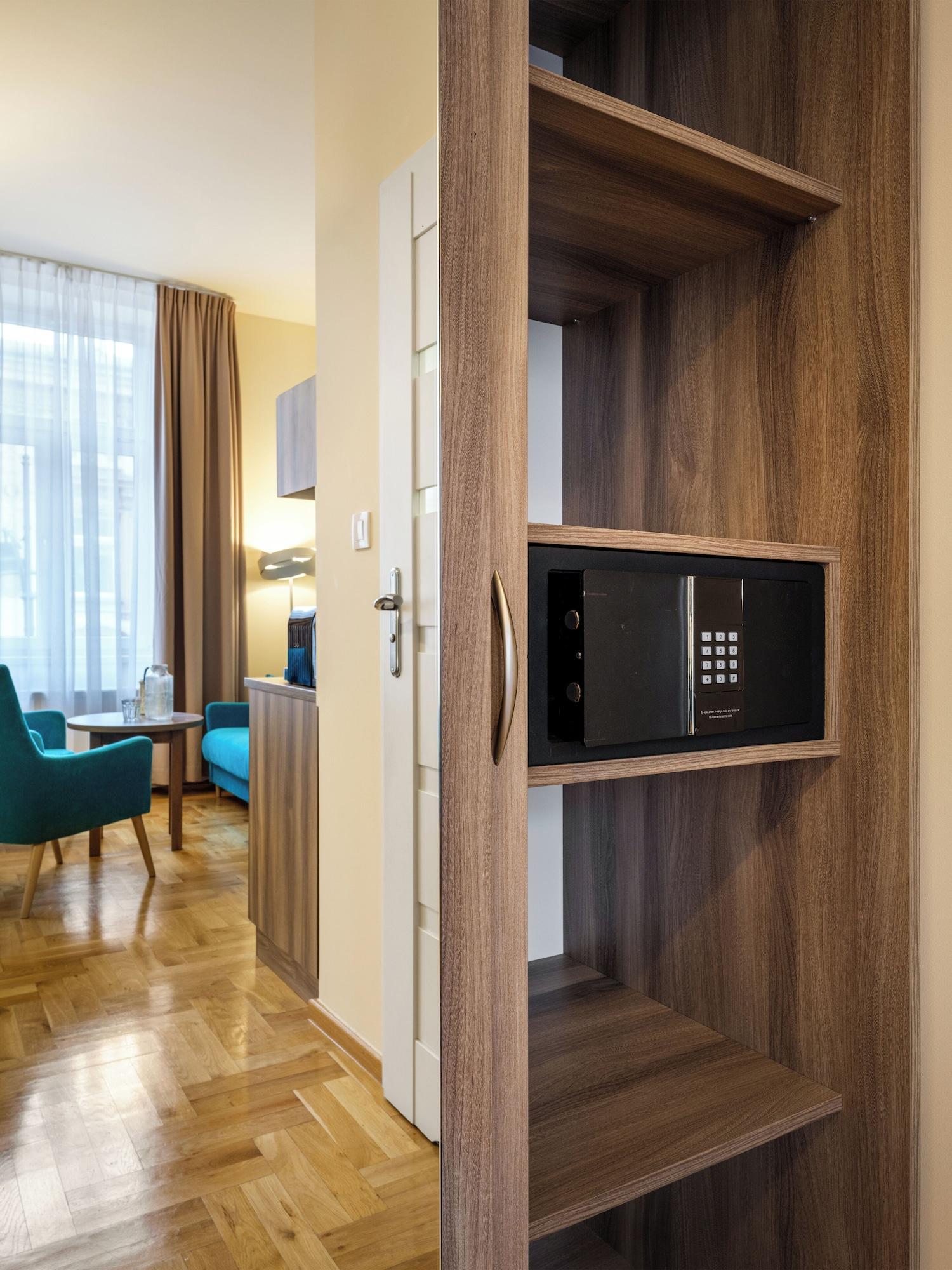 Basics Kosmopolita Apartments