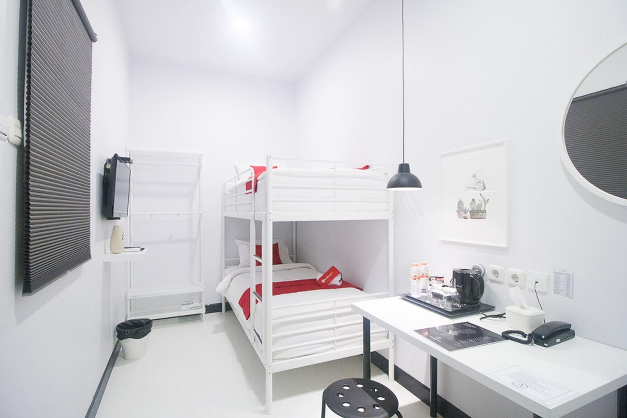 Habitación RedDoorz Plus @ Manokwari City Center