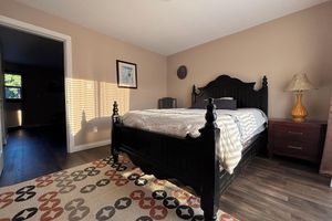 Alquiler Vacacional - The Laneway: a 2-level home in the Village features spacious rooms & easy access