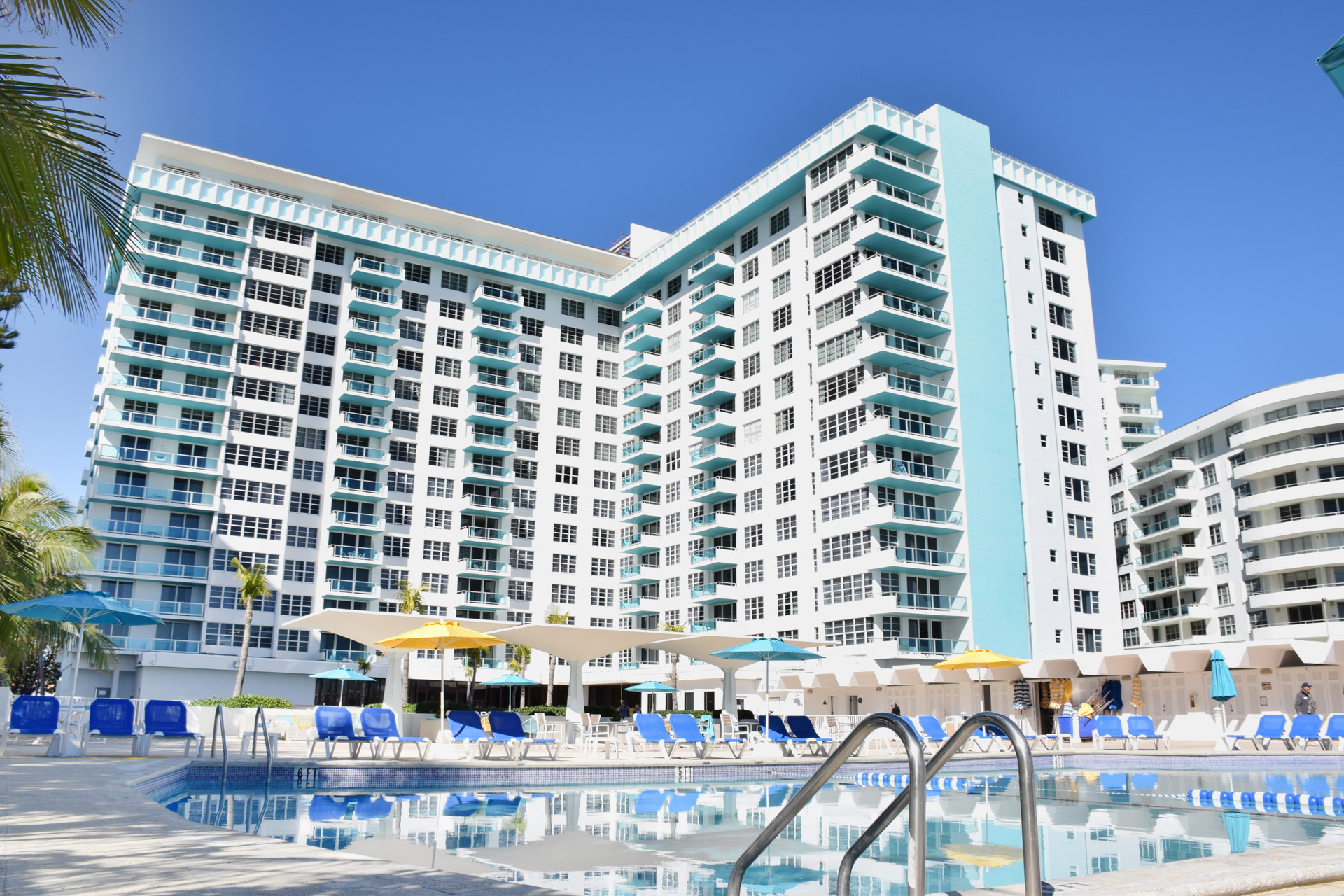 Vista Exterior Seacoast Suites on Miami Beach