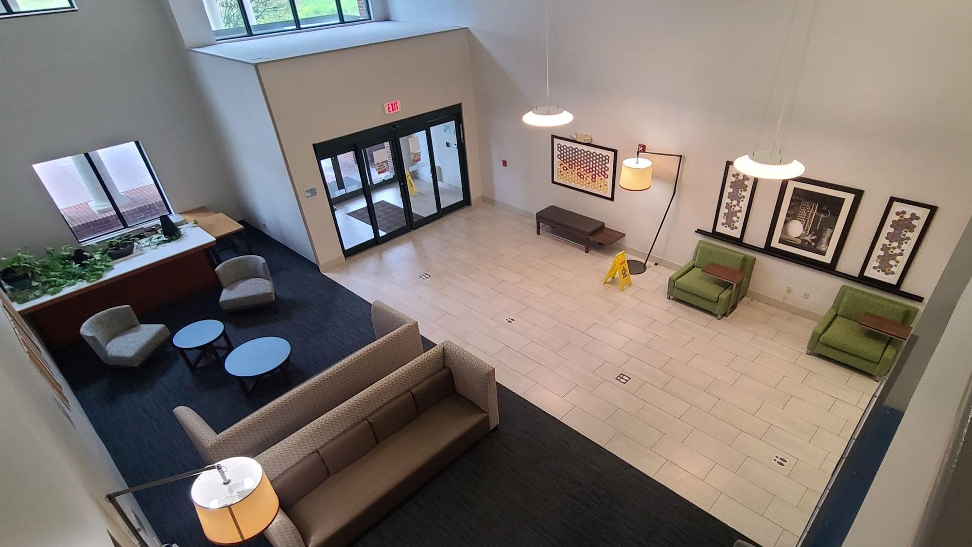 Vista Lobby Holiday Inn Express Newton Falls by IHG