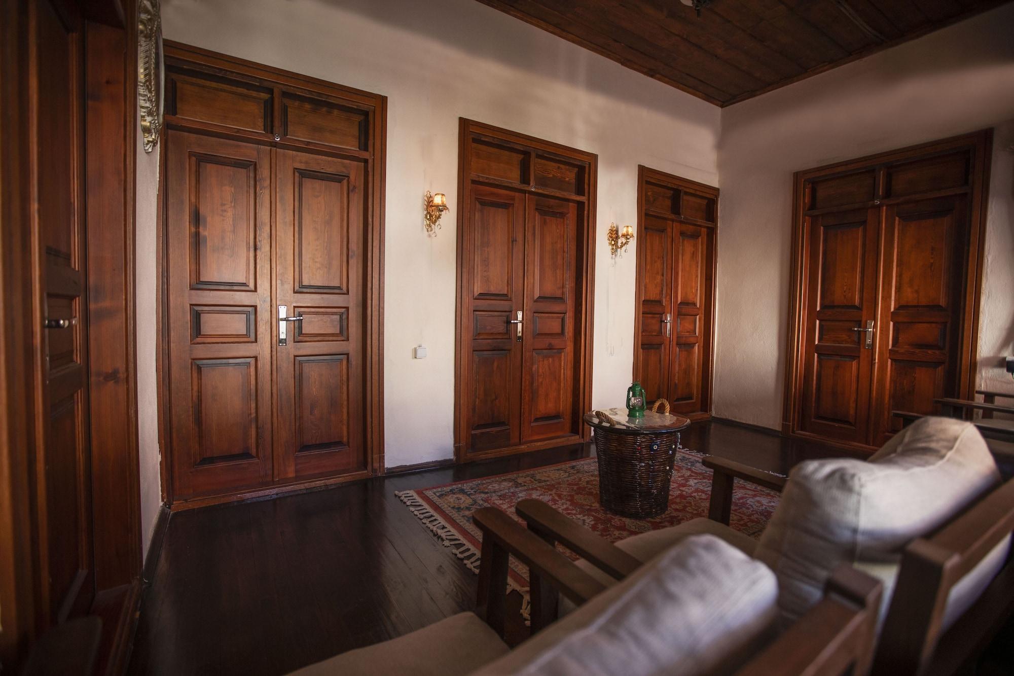 Varios Lily Town Guest House