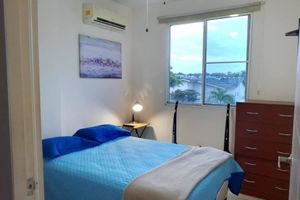 Renta temporal - Room in Guest Room - Room in Comfortable Apartment Located on the Beach Very Close to the City