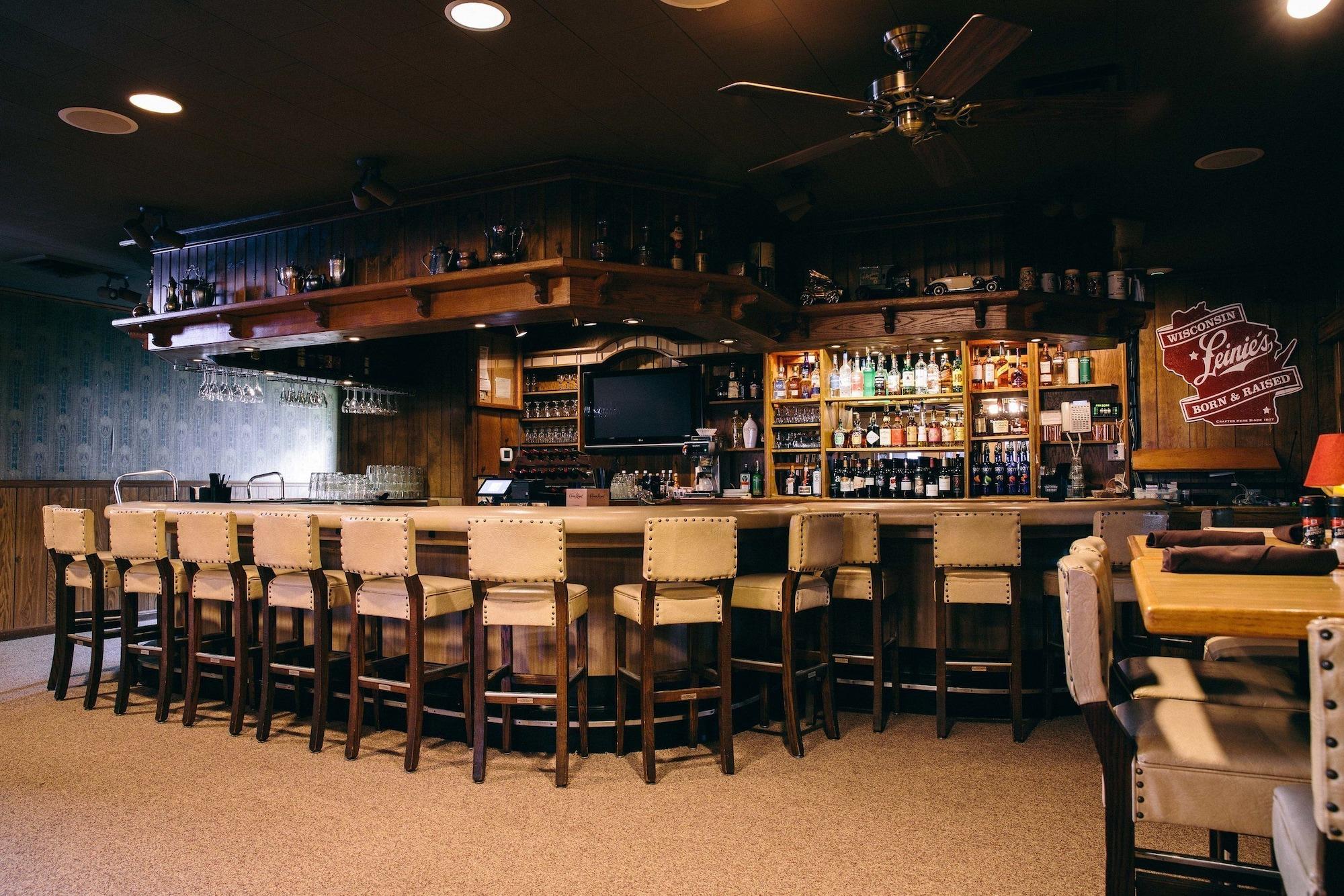 Varios Fannies Supper Club and Motel