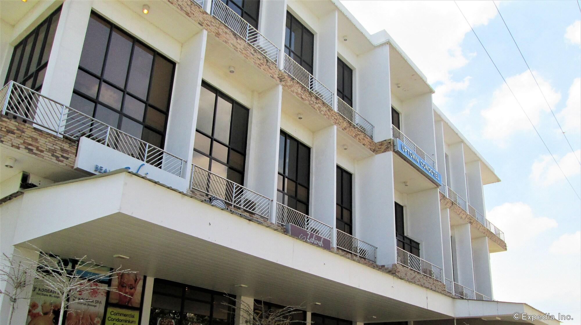 Vista Exterior Uptown Condotel
