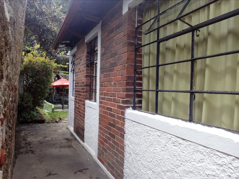 Hotel Hostel y Restaurante Casa Jacaranda